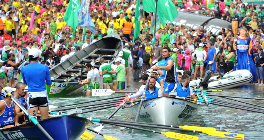 La trainera de Bermeo ha tomado ventaja en la disputa de la 122 edición de la Bandera La Concha, con récord histórico de 18:53.52, tiempo que no le asegura el triunfo ya que Hondarribia -a cuatro segundos- y Orio -a casi diez- mantienen sus opciones de cara a la jornada decisiva del próximo domingo.