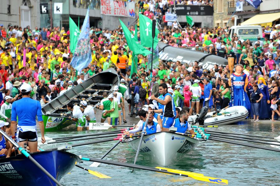La trainera de Bermeo ha tomado ventaja en la disputa de la 122 edición de la Bandera La Concha, con récord histórico de 18:53.52, tiempo que no le asegura el triunfo ya que Hondarribia -a cuatro segundos- y Orio -a casi diez- mantienen sus opciones de cara a la jornada decisiva del próximo domingo.