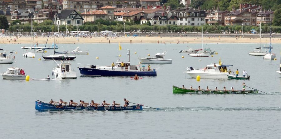 La trainera de Bermeo ha tomado ventaja en la disputa de la 122 edición de la Bandera La Concha, con récord histórico de 18:53.52, tiempo que no le asegura el triunfo ya que Hondarribia -a cuatro segundos- y Orio -a casi diez- mantienen sus opciones de cara a la jornada decisiva del próximo domingo.