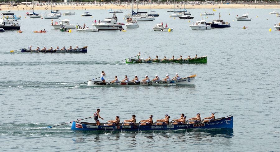 La trainera de Bermeo ha tomado ventaja en la disputa de la 122 edición de la Bandera La Concha, con récord histórico de 18:53.52, tiempo que no le asegura el triunfo ya que Hondarribia -a cuatro segundos- y Orio -a casi diez- mantienen sus opciones de cara a la jornada decisiva del próximo domingo.