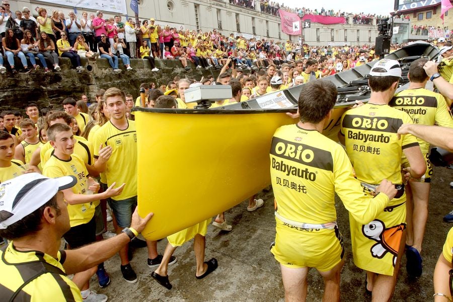 La trainera de Bermeo ha tomado ventaja en la disputa de la 122 edición de la Bandera La Concha, con récord histórico de 18:53.52, tiempo que no le asegura el triunfo ya que Hondarribia -a cuatro segundos- y Orio -a casi diez- mantienen sus opciones de cara a la jornada decisiva del próximo domingo.