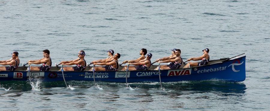 La trainera de Bermeo ha tomado ventaja en la disputa de la 122 edición de la Bandera La Concha, con récord histórico de 18:53.52, tiempo que no le asegura el triunfo ya que Hondarribia -a cuatro segundos- y Orio -a casi diez- mantienen sus opciones de cara a la jornada decisiva del próximo domingo.