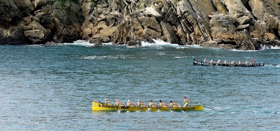 La trainera de Bermeo ha tomado ventaja en la disputa de la 122 edición de la Bandera La Concha, con récord histórico de 18:53.52, tiempo que no le asegura el triunfo ya que Hondarribia -a cuatro segundos- y Orio -a casi diez- mantienen sus opciones de cara a la jornada decisiva del próximo domingo.