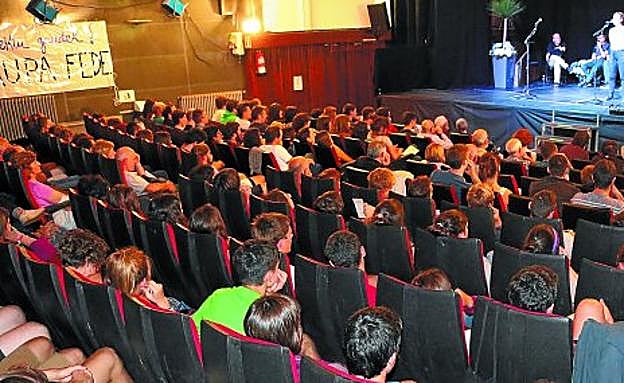 Modelo Aretoa. Beteta zegoen ostiral gauean Bertsolari Gazteen XLI. Lizardi Sariaren finala entzuteko eta aipatzekoa ikus-entzule gazte asko zegoela aretoan. 