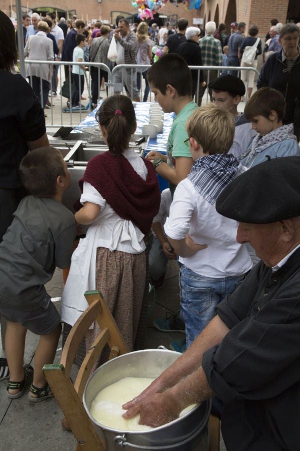 La edición de este año del Artzain eguna de Legazpi ha sido la más multitudinaria ya que ha contado con más de 400 pastores y familiares de la asociación Euskal Ar-tzainak Ameriketan (dentro de la que se aglutinan aquellos vascos que tuvieron que emigrar a América para desempeñar el oficio).