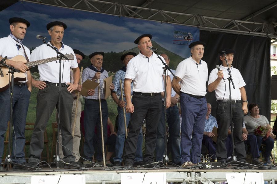 La edición de este año del Artzain eguna de Legazpi ha sido la más multitudinaria ya que ha contado con más de 400 pastores y familiares de la asociación Euskal Ar-tzainak Ameriketan (dentro de la que se aglutinan aquellos vascos que tuvieron que emigrar a América para desempeñar el oficio).