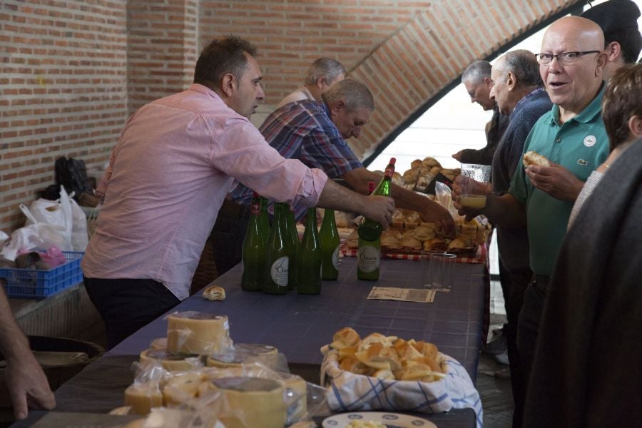 La edición de este año del Artzain eguna de Legazpi ha sido la más multitudinaria ya que ha contado con más de 400 pastores y familiares de la asociación Euskal Ar-tzainak Ameriketan (dentro de la que se aglutinan aquellos vascos que tuvieron que emigrar a América para desempeñar el oficio).