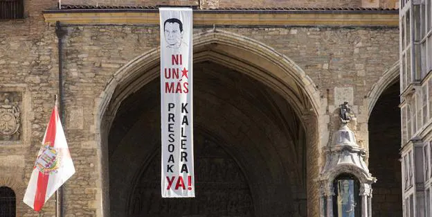 Pancarta con la efigie del preso de ETA Kepa del Hoyo fallecido en la cárcel de Badajoz por un paro cardiaco. 
