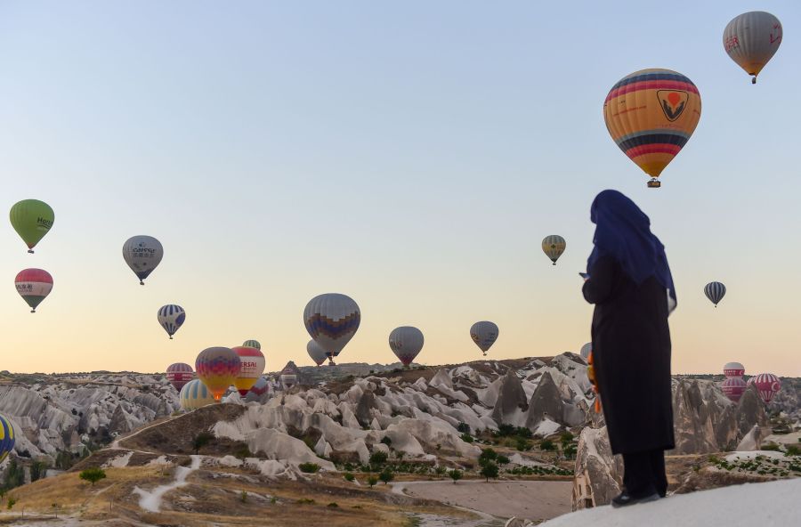 Los globos surcan el aire sobre Nevsehir en la histórica región de Capadocia en Turquía, conocida por los globos aerostáticos y la geografía única, se ha convertida en un lugar turístico que atrae a visitantes de todo el mundo