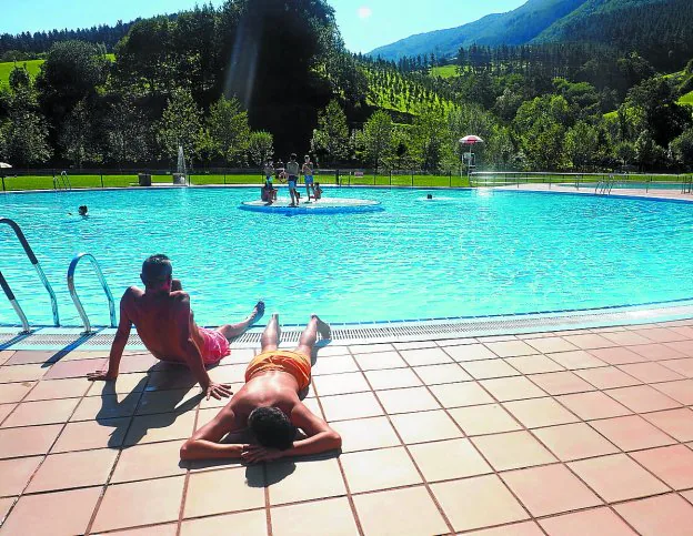 Últimos baños. Algunos elgoibartarras se acercaron ayer a Mintxeta, a disfrutar del sol y la piscina. 