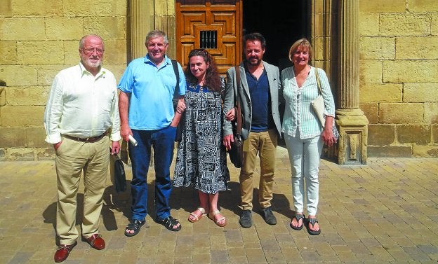 Mikel Mendizabal, Patxi Elola, Berta Mendiguren, Alfredo Torrescalles y Arantxa Urreisti, ayer en Zarautz.