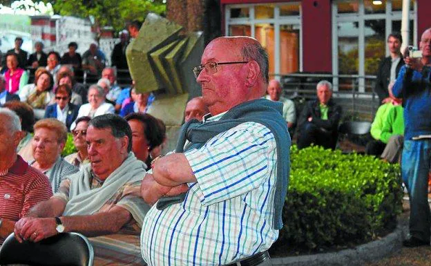 Actuación del coro en el exterior del Hogar del Jubilado e instante del reconocimiento a Paco Goia.