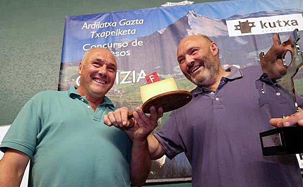 Los hermanos Odriozola han vencido en Ordizia con un queso «ligeramente ahumado».