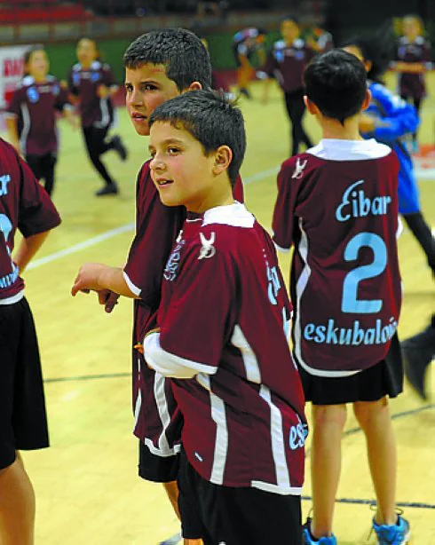 Jóvenes balonmanistas del Eibar Eskubaloia. 