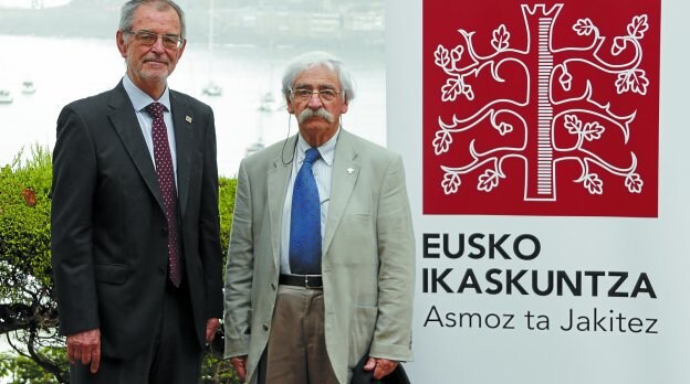 Iñaki Dorronsoro, presidente de Eusko Ikaskuntza, junto al galardonado Fermín Leizaola.