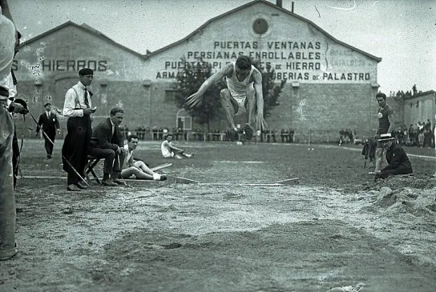 La pista era de hierba, barro y arena. 