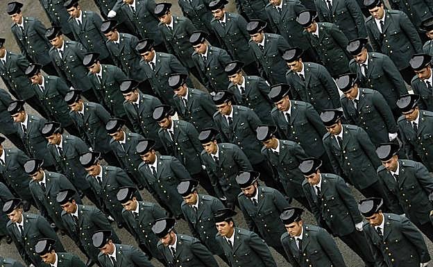 Agentes de la Guardia Civil posan durante una ceremonia de graduación. 