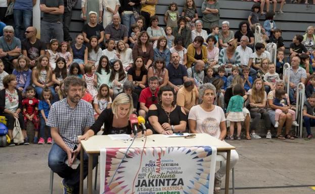 Rueda de prensa de representantes de la Ikastola Jakintza