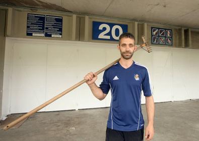 Imagen secundaria 1 - En la primera imagen, Rubén limpiando la puerta 20 en la que vivía. Esta semana posa en ese lugar en condiciones muy diferentes, como trabajador de la Real Sociedad, a cuyo presidente y Consejo está tremendamente agradecido. 