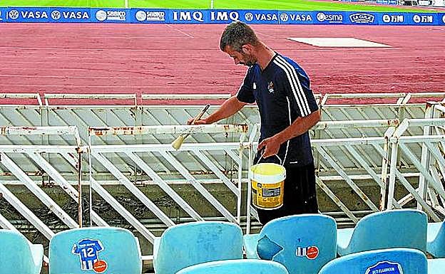 Imagen principal - Rubén realiza varias labores: pintura, jardinería, desmontar los asientos de la grada sur...