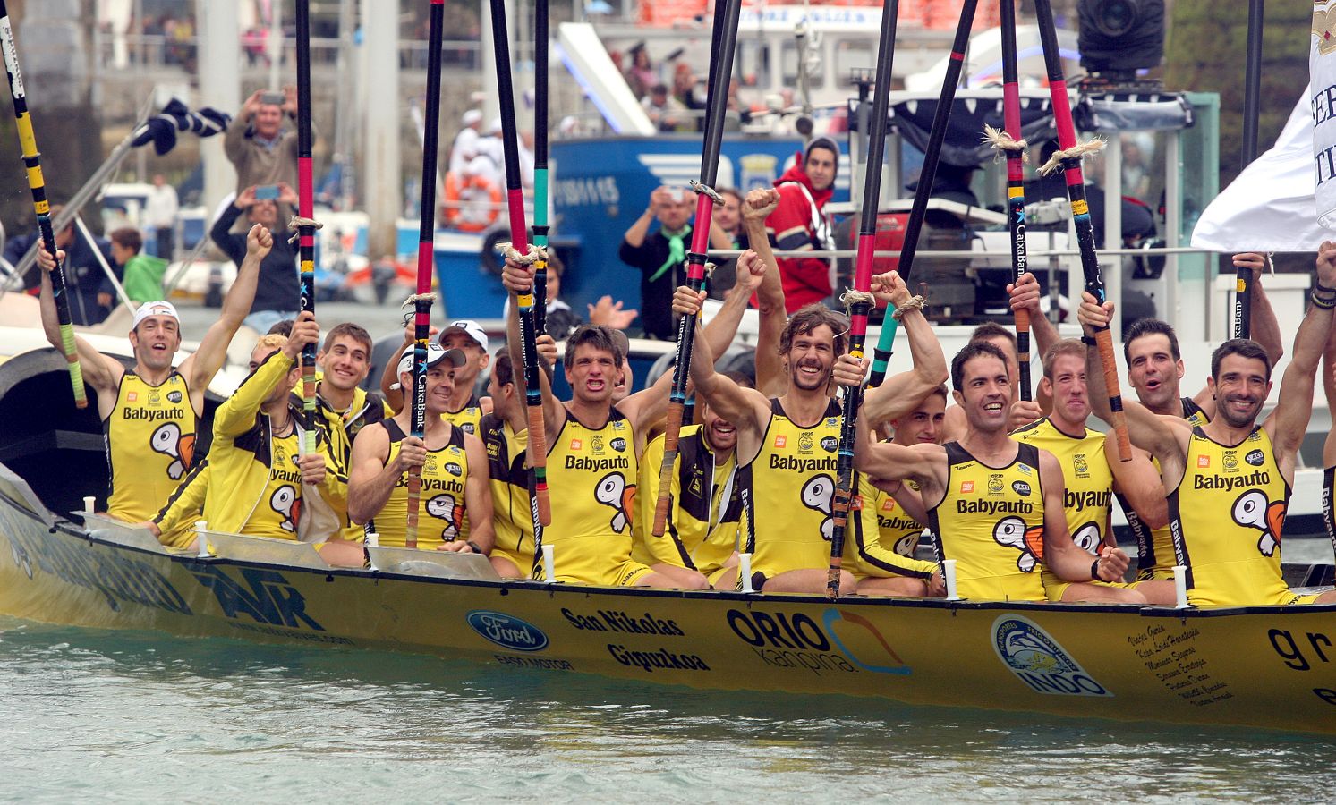 La 'San Nikolas' vuela sobre las olas y saca 24 segundos a Urdaibai en la tanda de honor. Los de Jon Salsamendi remontan los diez segundos que los vizcaínos les sacaban de ventaja en una emocionante regata, que lleva la Bandera a Orio diez años después con una hazaña épica