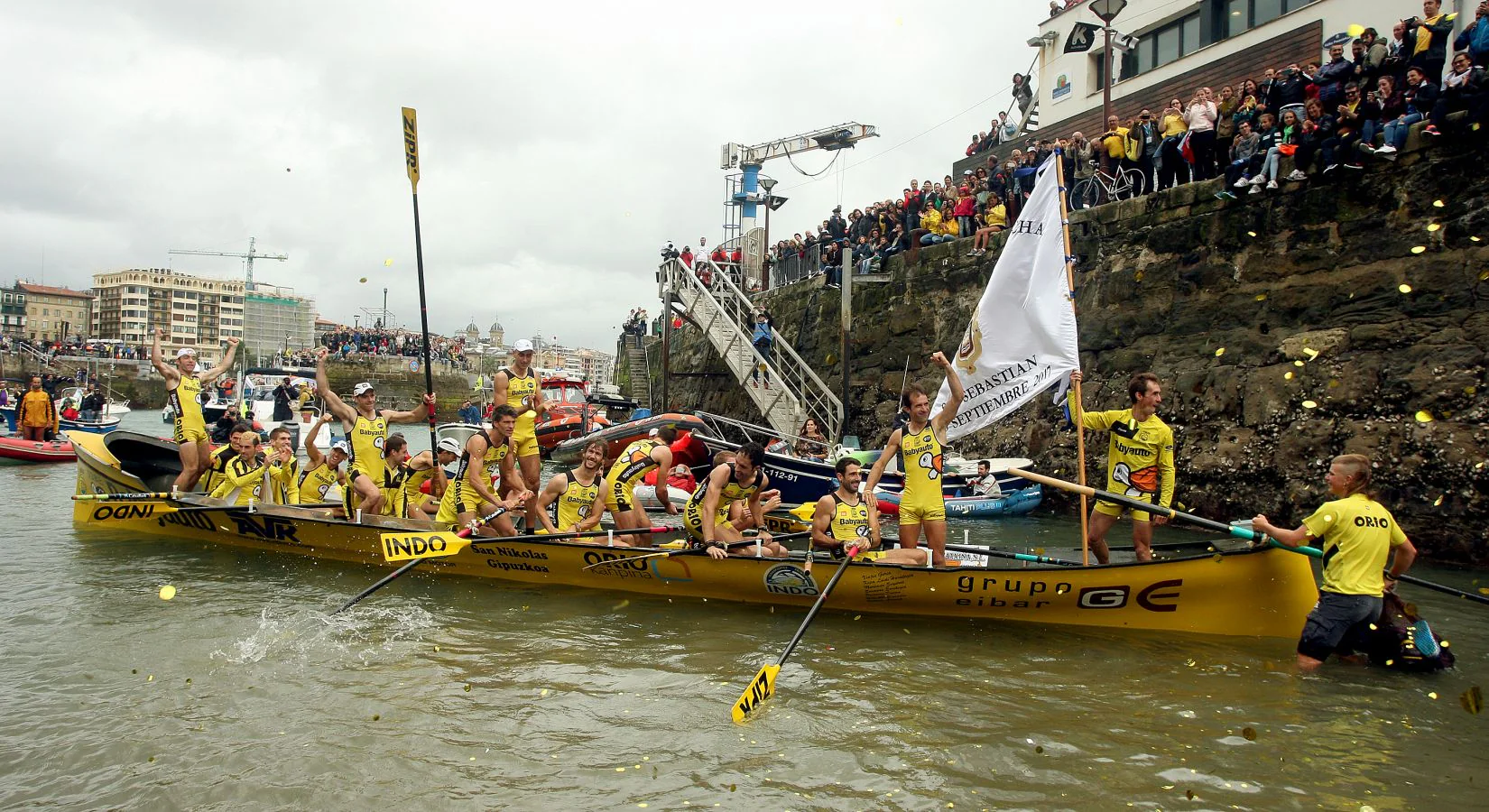 La 'San Nikolas' vuela sobre las olas y saca 24 segundos a Urdaibai en la tanda de honor. Los de Jon Salsamendi remontan los diez segundos que los vizcaínos les sacaban de ventaja en una emocionante regata, que lleva la Bandera a Orio diez años después con una hazaña épica