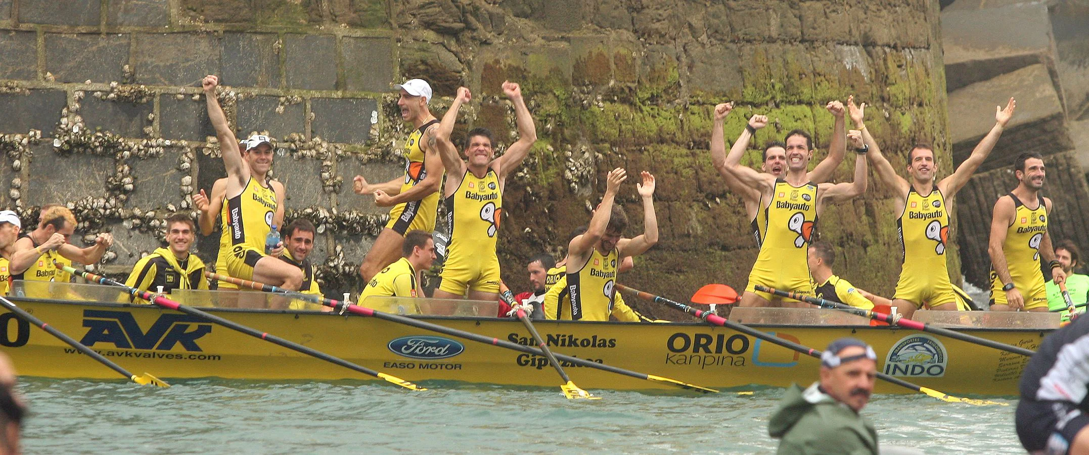 La 'San Nikolas' vuela sobre las olas y saca 24 segundos a Urdaibai en la tanda de honor. Los de Jon Salsamendi remontan los diez segundos que los vizcaínos les sacaban de ventaja en una emocionante regata, que lleva la Bandera a Orio diez años después con una hazaña épica