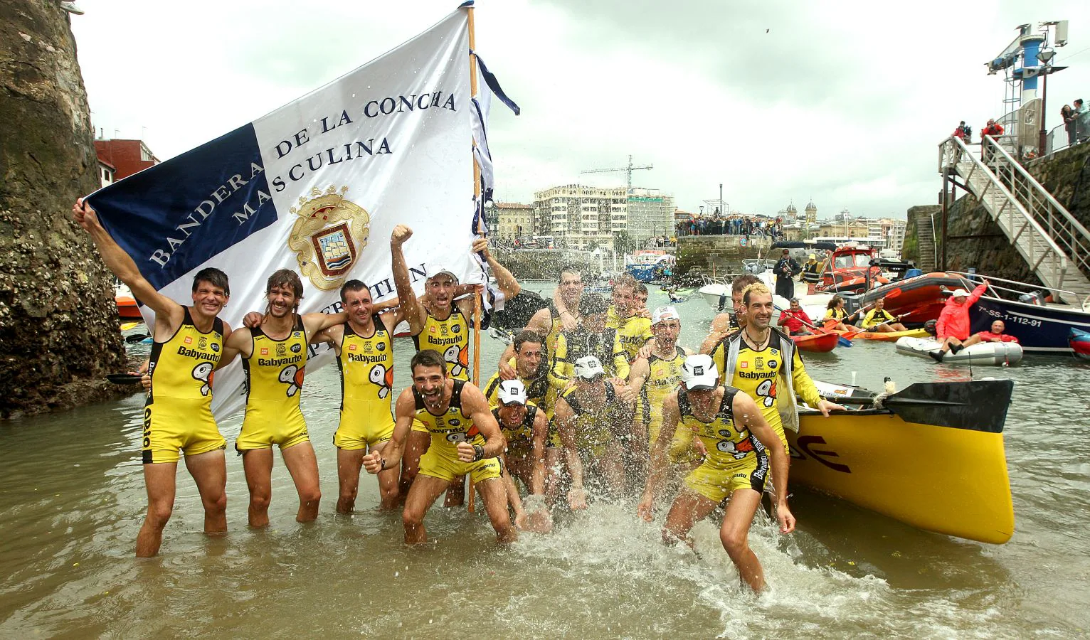 La 'San Nikolas' vuela sobre las olas y saca 24 segundos a Urdaibai en la tanda de honor. Los de Jon Salsamendi remontan los diez segundos que los vizcaínos les sacaban de ventaja en una emocionante regata, que lleva la Bandera a Orio diez años después con una hazaña épica