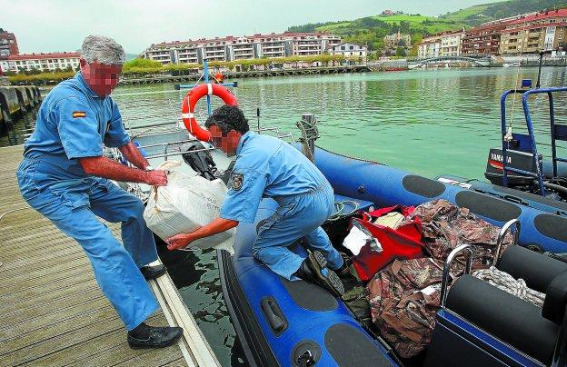 Miembros de Vigilancia Aduanera descargan la droga del velero en el puerto de Zumaia, en octubre de 2011.