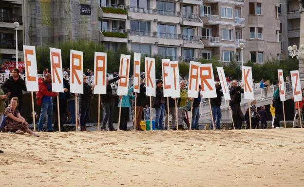 Cadena humana contra la incineradora en la playa de La Concha. 