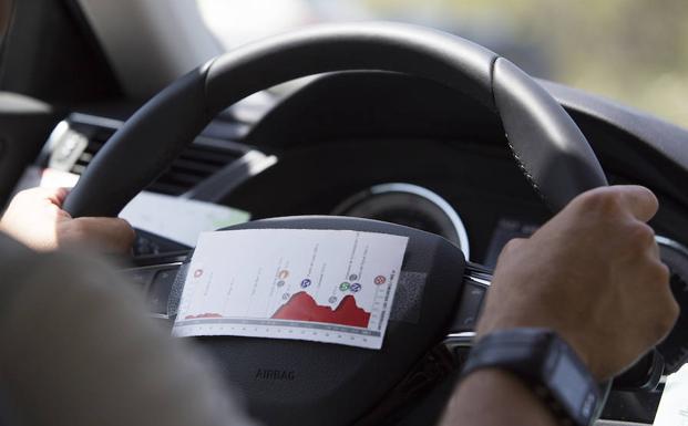 Imagen principal - Fotografías del interior de un automóvil de la organización, varios aficionados en una cuneta y la llegada a meta de varios corredores. 