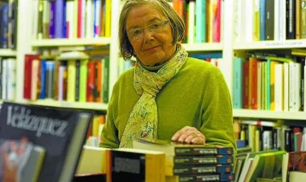 María Teresa Castells, en su librería Lagun en unas imágenes de archivo.