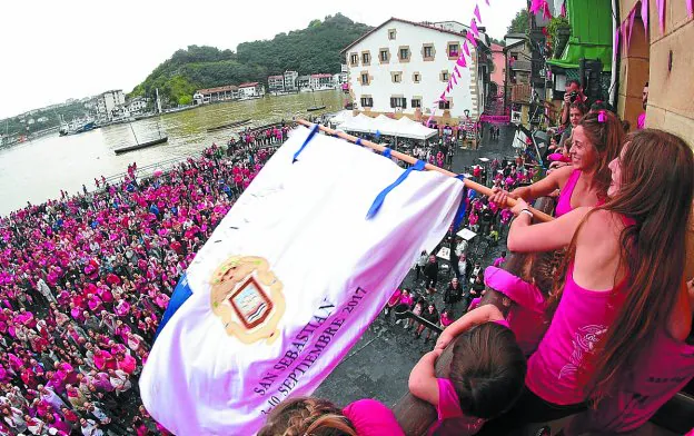 Ane Pescador e Irati Larrañaga ondean la bandera ante centenares de aficionados. 