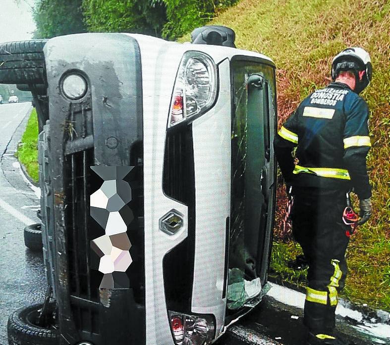 Los bomberos han tenido que rescatar a los dos ocupantes de una furgoneta volcada en la cuesta de Galarreta, entre Donostia y Hernani.