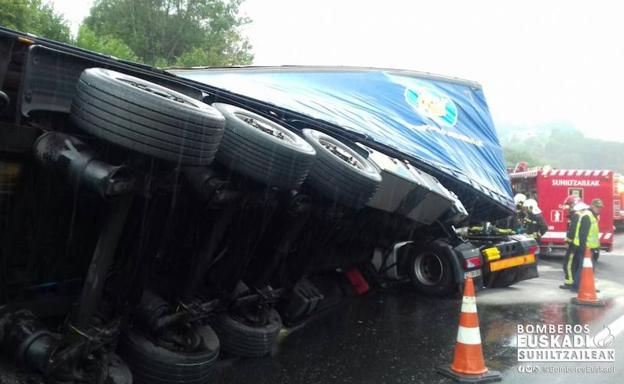 Vuelco de un camión en Irun