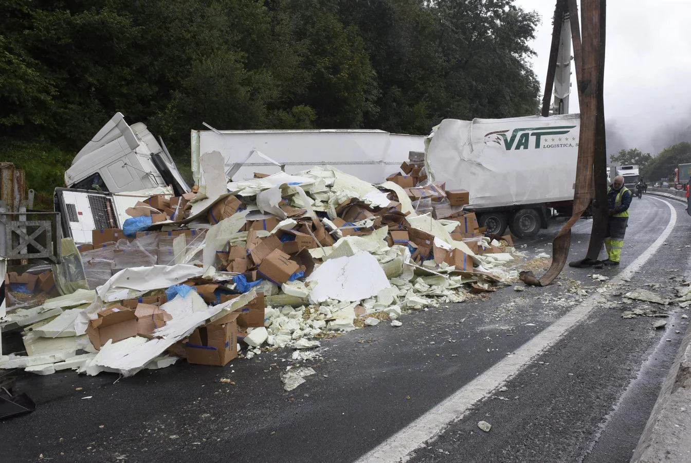 Tres camiones y un turismo han colisionado en la N-1 en Legorreta lo que ha obligado a cortar la vía dirección San Sebastián durante 7 horas