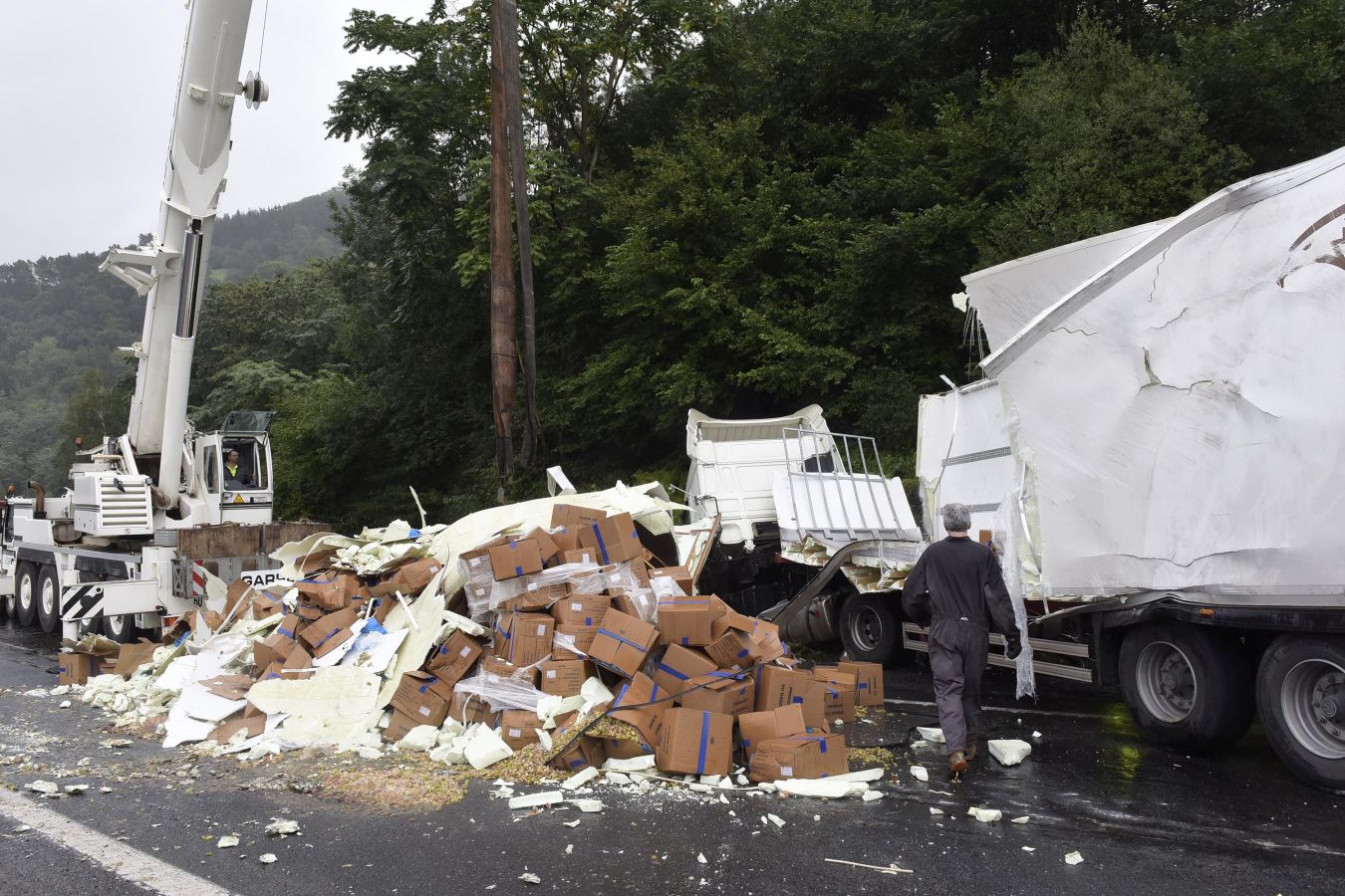 Tres camiones y un turismo han colisionado en la N-1 en Legorreta lo que ha obligado a cortar la vía dirección San Sebastián durante 7 horas