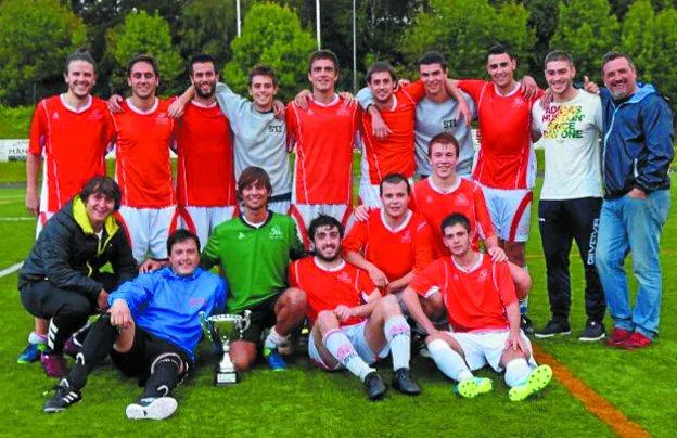 El equipo del Santo Tomas Lizeoa con el trofeo de ganadores del Torneo Larramendi, que recogía su capitán (en la foto con camiseta verde). 