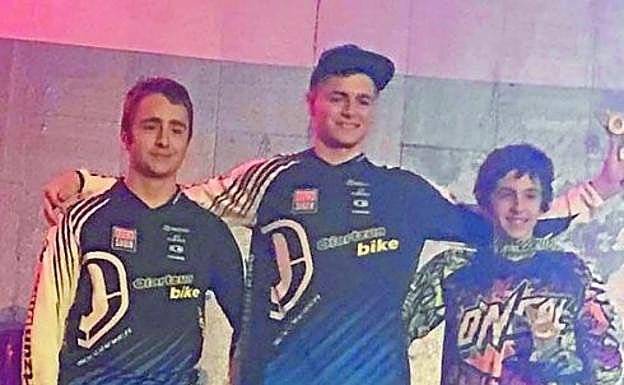 Unai Larrea y Jon Fernández en el centro de la imagen como mejor júnior y cadete, respectivamente.