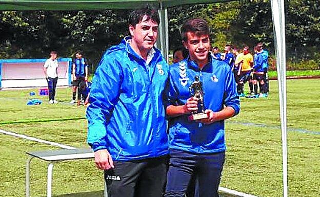 Conjunto juvenil del UKE en el transcurso del triangular y el jugador del Ostadar, Unai García, recibiendo el trofeo como mejor jugador del campeonato. 
