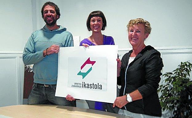 Aritz y Ane Miren Ormazabal junto a Montse Alkorta explicaron el nuevo logotipo ayer en la ikastola.