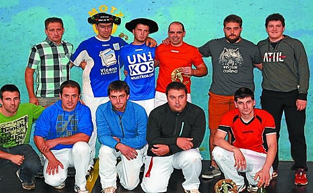 Beteranoen pilota txapelketako finalistak, antolatzaileekin. 