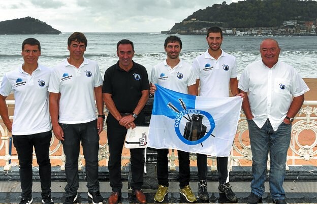 Julen Fernández, Igor Makazaga, Alberto López, Egoitz González, Aitor Iraola y Mendi, ayer.