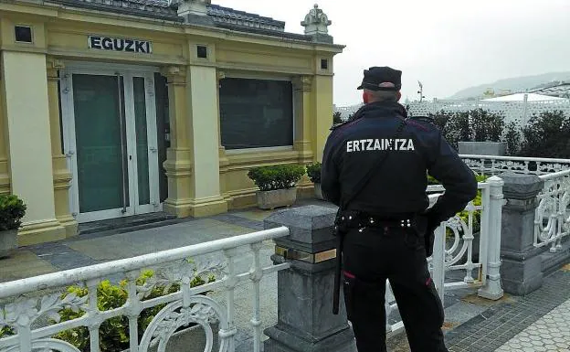 Un agente de la Ertzaintza, ante el Eguzki, el día que el acusado cometió el robo.