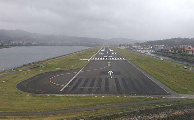 Los trabajadores del aeropuerto reiteran que solo la ampliación de la pista evitará su «muerte dulce»