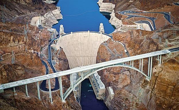 Cruza ebrio a nado la presa en la que nadie había sobrevivido