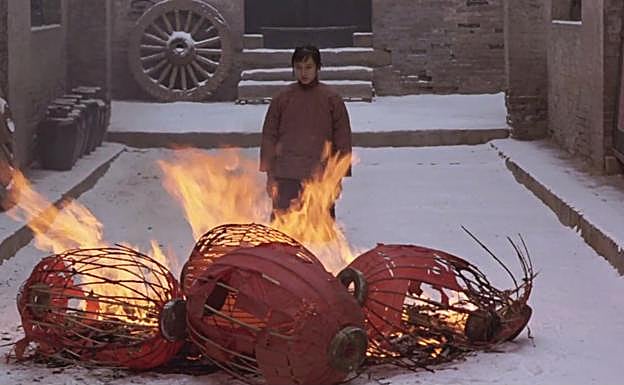 Imagen principal - Tres escenas de ' La linterna roja'.