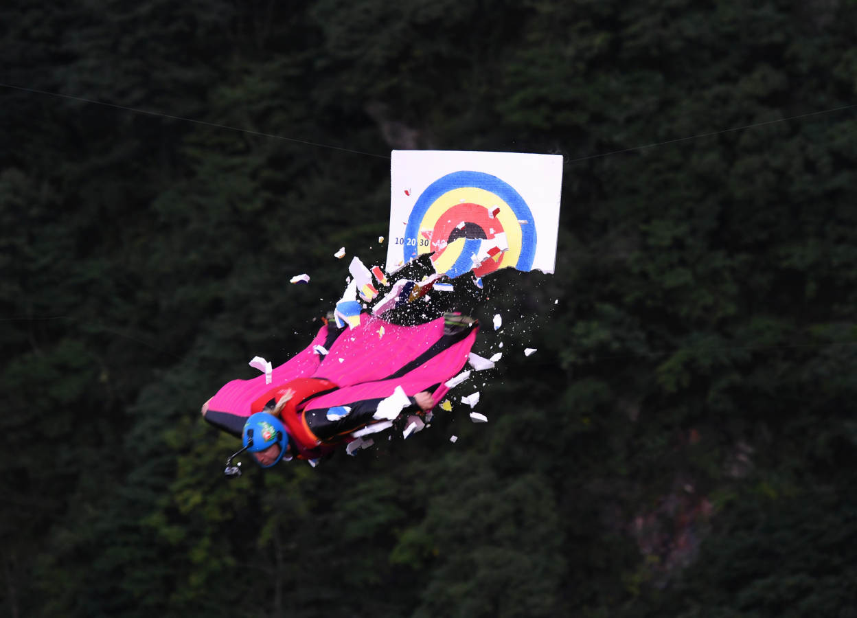 Un practicante de salto base compite pasando a través de una diana durante la Liga Mundial de Wingsuit 2017 (WWL) en el Gran Premio de China celebrado en la montaña de Tianmen en Zhangjiajie (China)