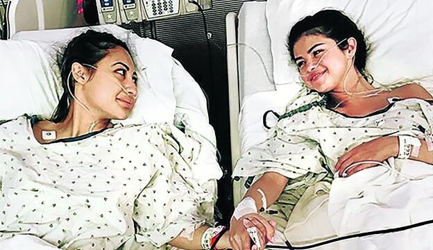 Selena Gomez, a la derecha, sujeta la mano de su amiga Francia, que le donó uno de sus riñones. La actriz subió esta fotografía a Instagram.