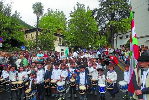 Tamborrada. Pendientes del tiempo para tomar la salida junto al almacén municipal. 